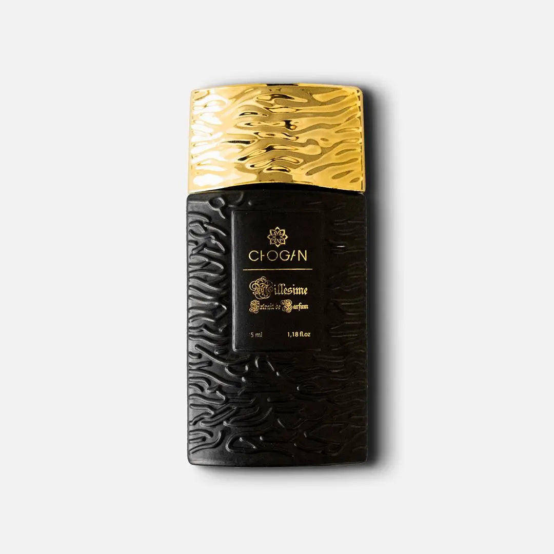 Flacon de parfum masculin Chogan Classique millesime, 35ml, design noir arrondi avec bouchon doré. Parfum de luxe pour homme, élégant et pratique.